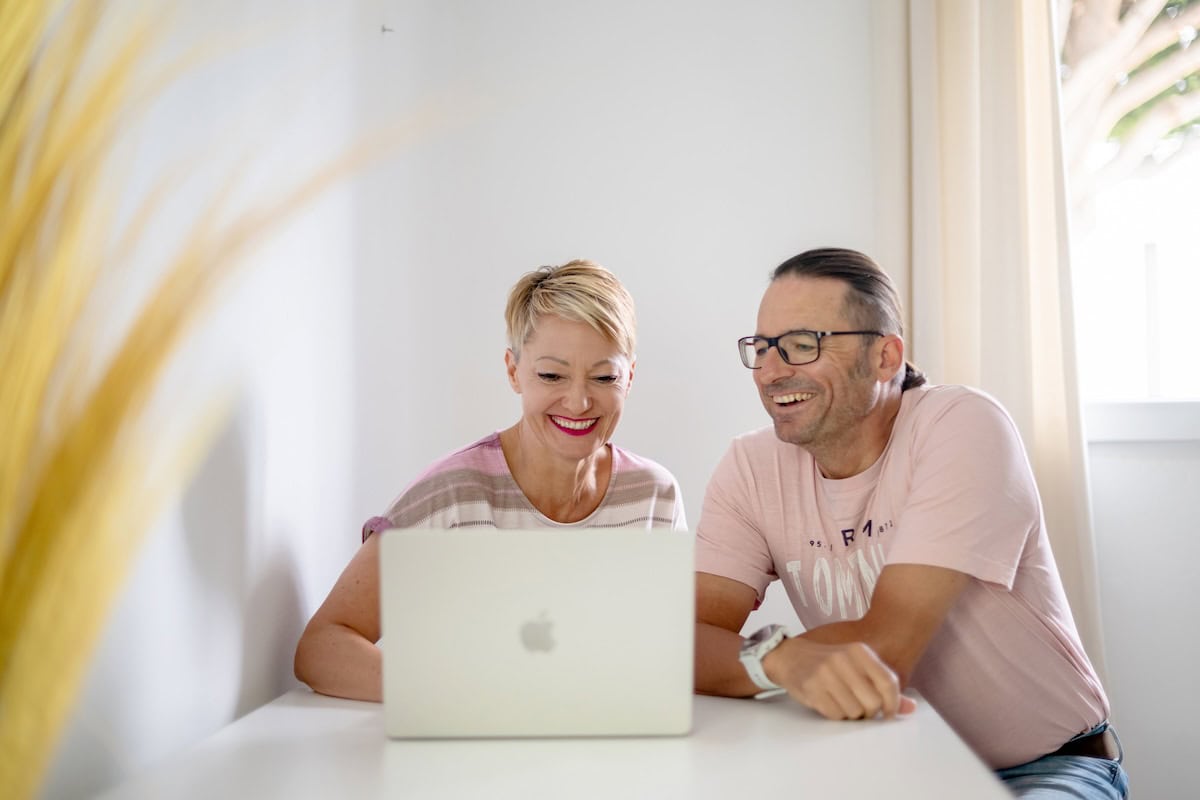 Zwei Menschen am Laptop lernen gemeinsam