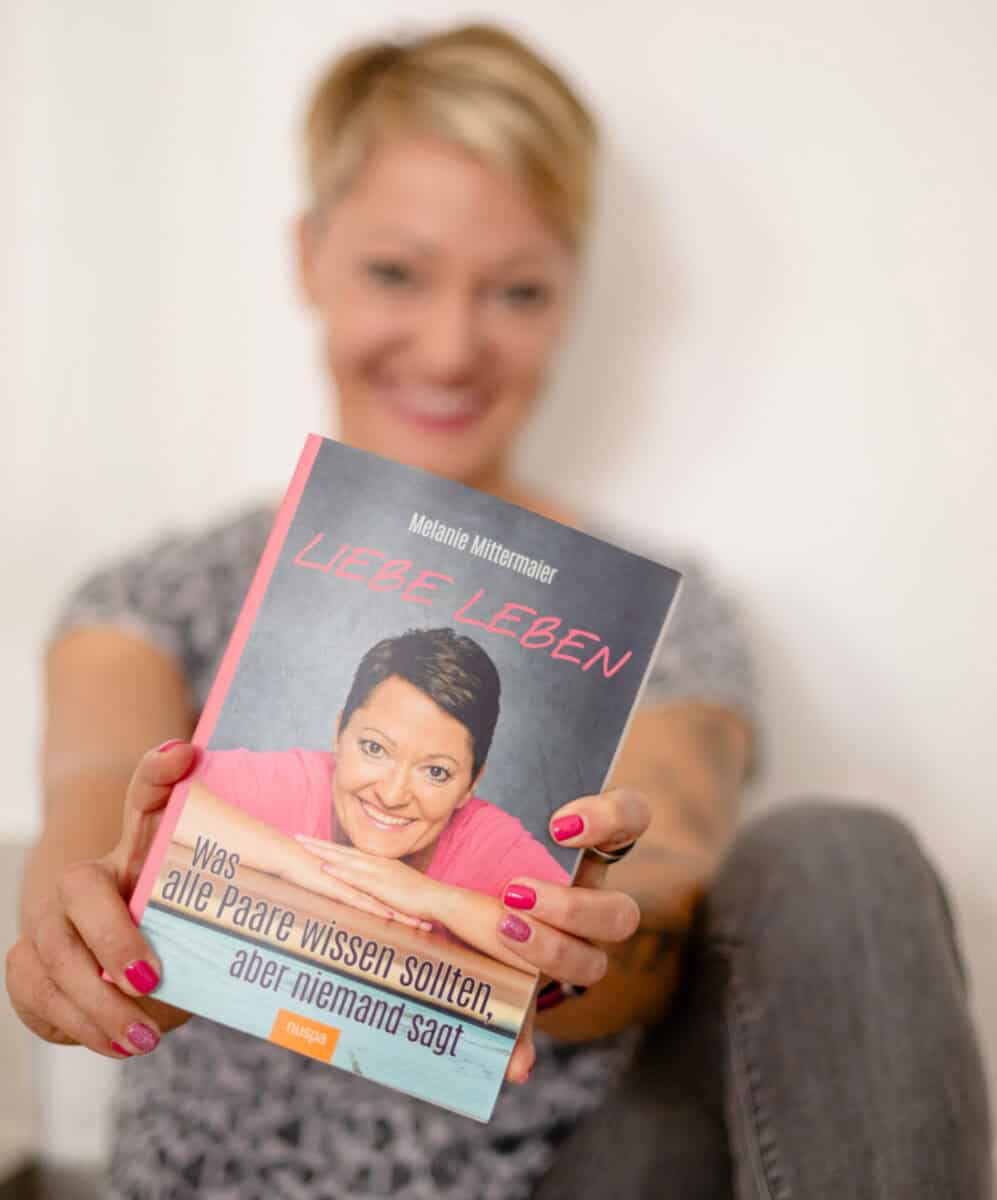 Melanie Mittermaier mit ihrem Buch Liebe Leben
