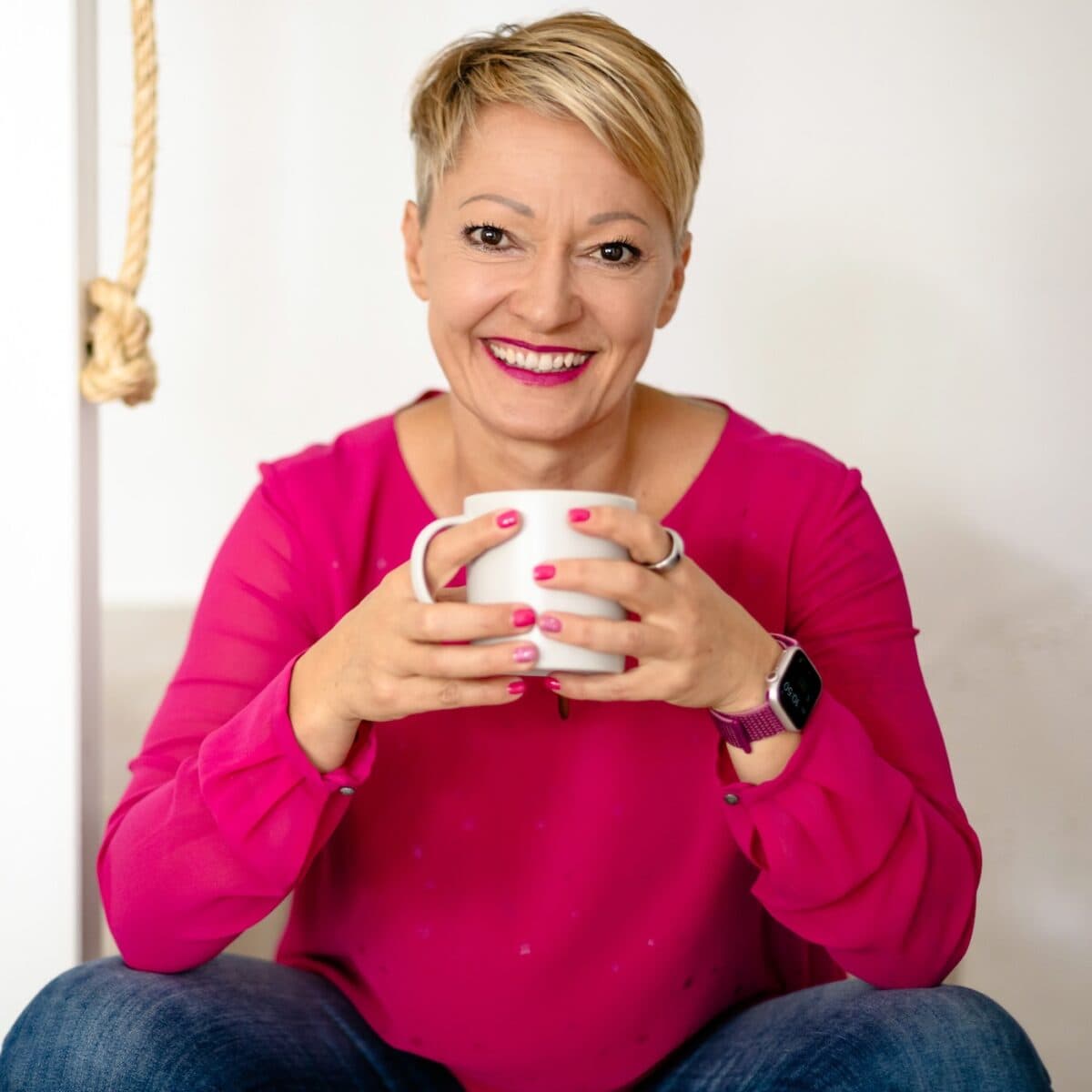 Beziehungsexpertin Melanie Mittermaier mit Kaffeetasse