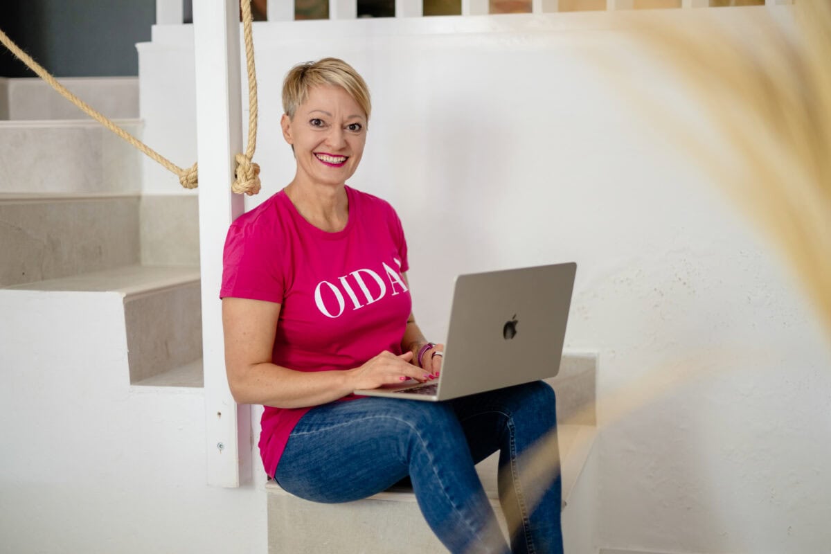 Bezieungsexpertin Melanie Mittermaier mit Laptop