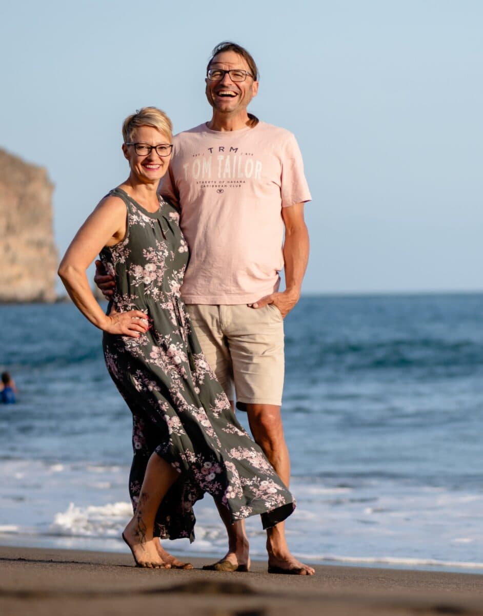 Melanie und Andi, glückliches Paar am Strand
