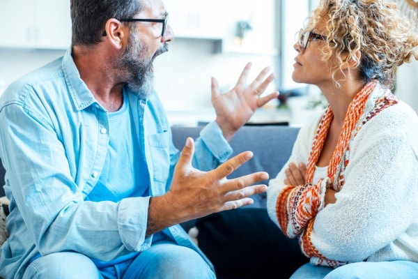 Mann und Frau streiten